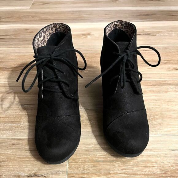 UNR8ED BLACK LACE UP WEDGE BOOTIES SIZE 9 WOMENS - Picture 1 of 9